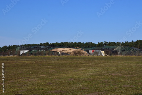 Moderner Bauernhof im Frühling in der Lüneburger Heide, Niedersachsen