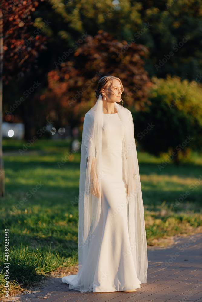  Image of a bride with a veil at sunset