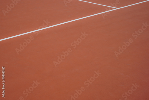 Ligne blanche sur un court de tennis