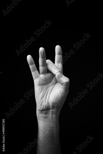 Hand demonstrating the Ukrainian sign language letter 'Р'. © GrumpyLivesHere