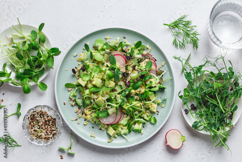 Fotografia Fresh salad with microgreens