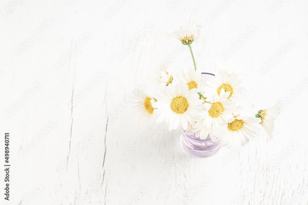 Obraz premium beautiful white daisy flower bouquets in a vase on wooden table
