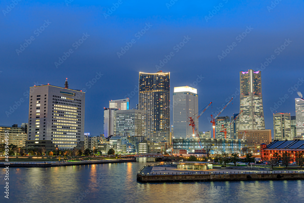 Fototapeta premium 大さん橋ターミナルから見た横浜の夜景 神奈川県横浜市 Night view of Yokohama seen from Osanbashi Terminal. Kanagawa-ken Yokohama city.