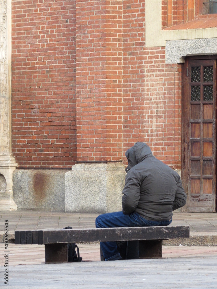 Anziano solitario seduto su una panchina - Depressione e solitudine