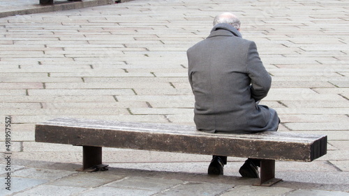 Anziano solitario seduto su una panchina - Depressione e solitudine photo