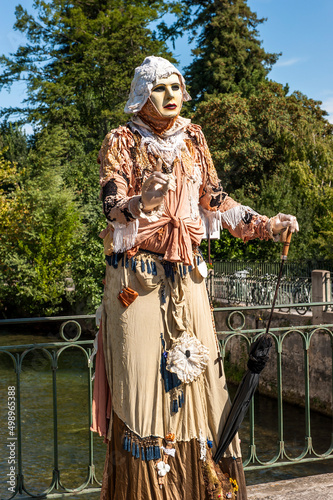 Lebende Statue  Frau mit Maske und  in Trachtenkleid