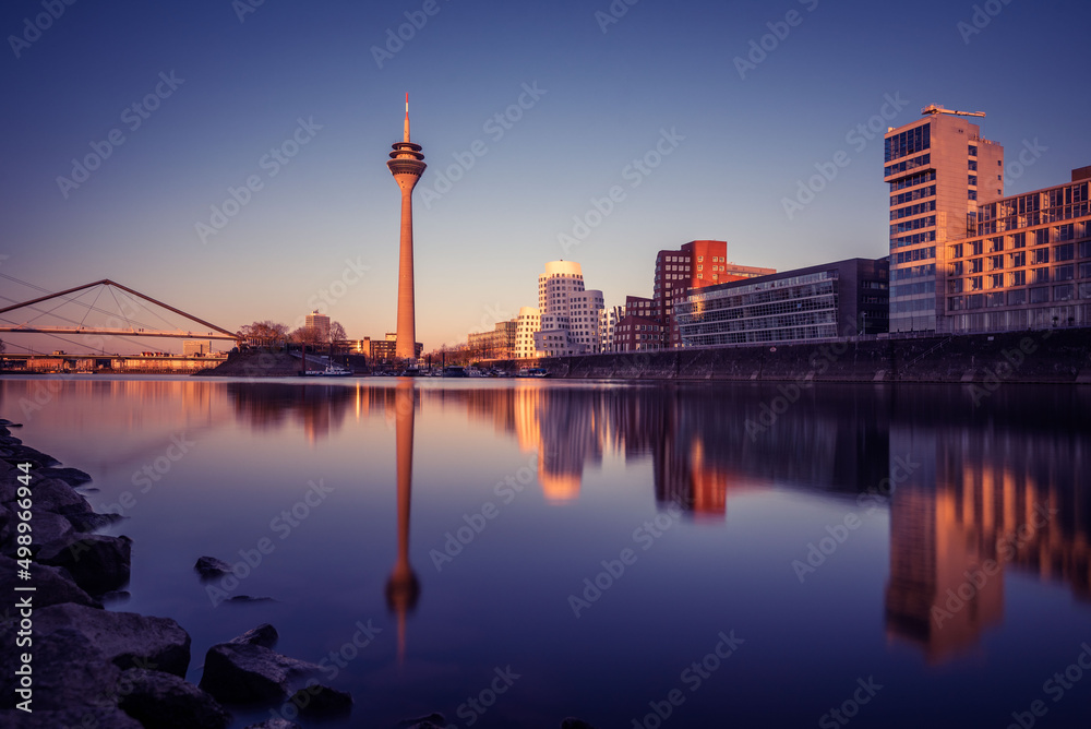 Düsseldorfer Skyline , Sonnenuntergang im Medienhafen