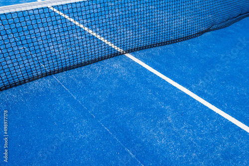 partial view of the netting of a blue paddle tennis court © Vic