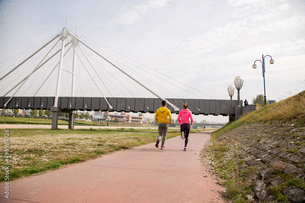 Obraz premium Running together on the red track while focsuing