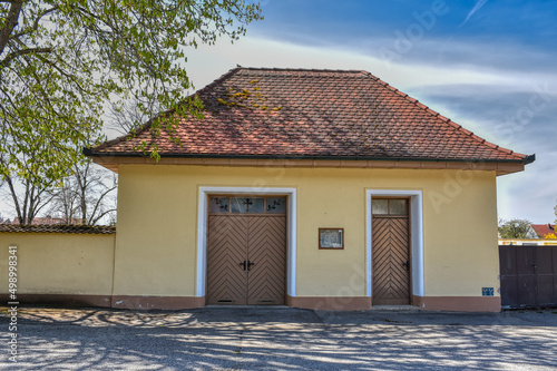 Leichenhalle, Friedhofsmauer, Ernsthofen, alt, Haus, Leichenhaus, Totenhalle, Aufbahrungshalle, Parentationshalle, Leichenschauhaus, Trauerzeremonie, Tor, Tür, Fenster, Kreuz, klein, Gebäude, Infrastr photo