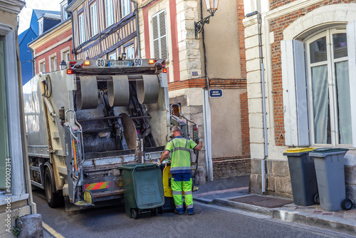 Fototapeta Naklejka Na Ścianę i Meble -  Report of a truck collecting household waste in a small street.