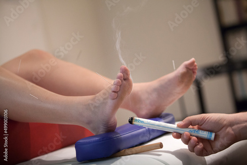 Foto Therapist specializing in traditional Chinese medicine practicing