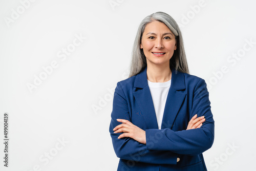 Foto Happy confident smiling caucasian middle-aged mature businesswoman ceo manager employee in formal attire with arms crossed looking at camera isolated in white background