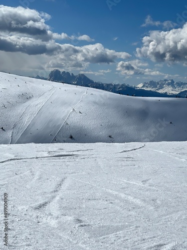 Skipiste mit Langkofel im Hintergund photo