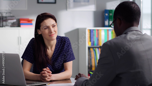 Foto Young woman having appointment with insurance manager