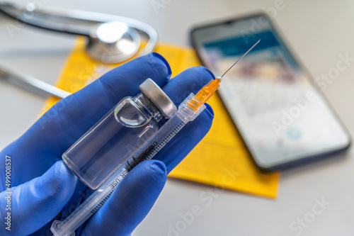 Impfstoff und Spritze in der Hand eines Arztes photo