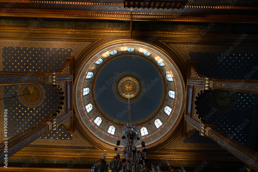 Obraz premium Yildiz Hamidiye Mosque ceiling. Islamic architecture background.