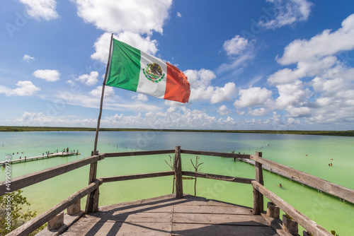Bandera de México en el contexto del hermoso paisaje marino. photo