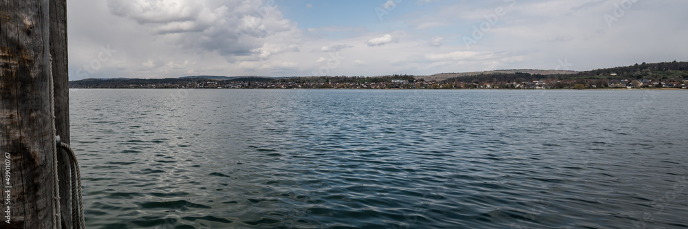 Fototapeta premium Panorama Allensbach gesehen von der Reichenau aus.