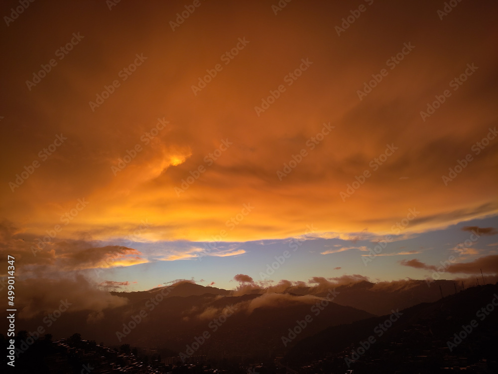 Atardecer de colores y nublado Atardecer de colores y nublado