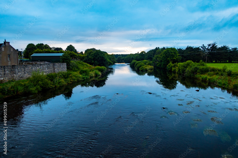 Fluss mit Steinstrand durch Mallow in Irland - Luftbild