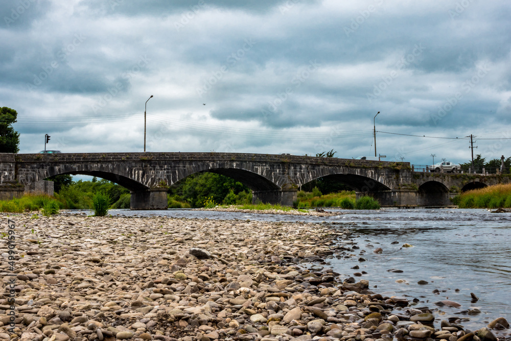 Fototapeta premium Brücke über Fluss mit Steinstrand durch Mallow in Irland 