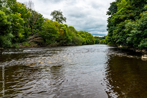 Fluss mit Steinstrand durch Mallow in Irland 