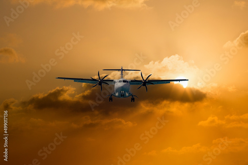 Flugzeug am Himmel (Sonnenuntergang)