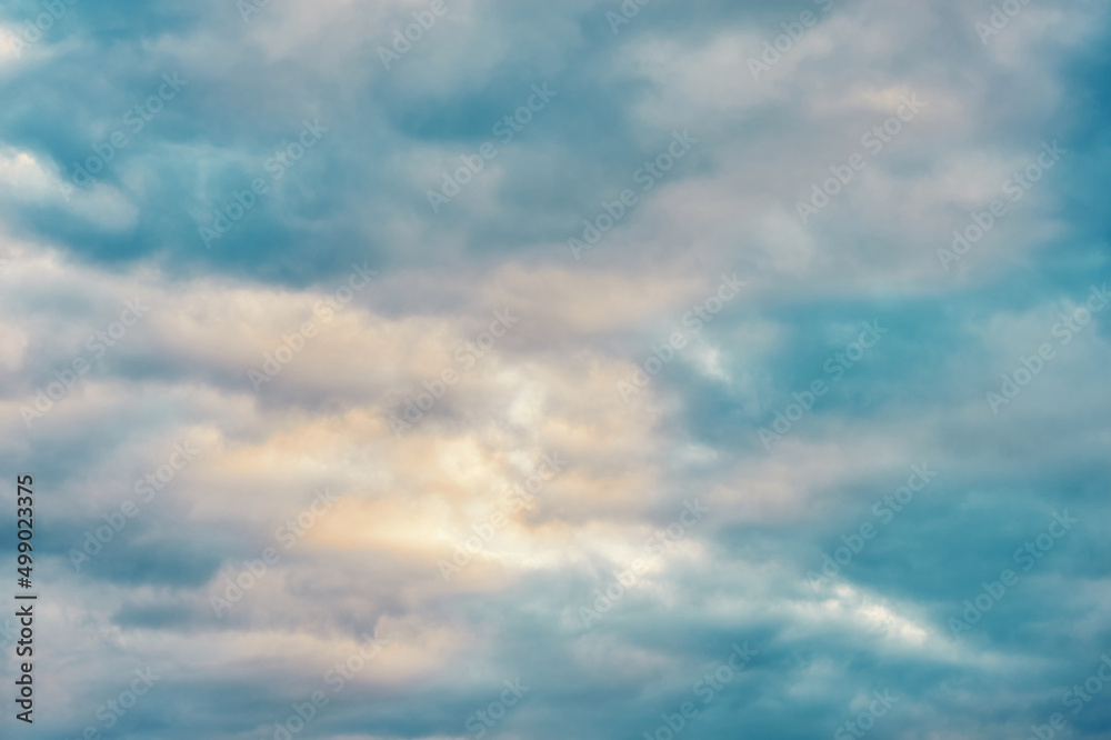 Fototapeta premium Nature background pastel sky covered with clouds before sunset