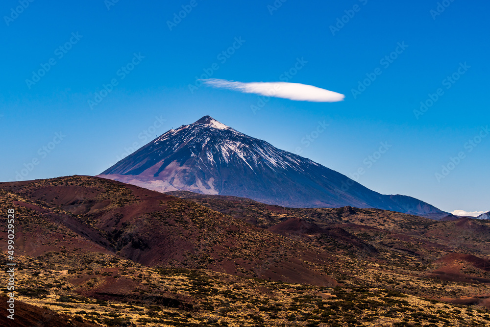 Paisaje con el pico teide con nubes en la isla de Tenerife