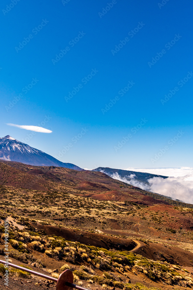 Paisaje con el pico teide con nubes en la isla de Tenerife
