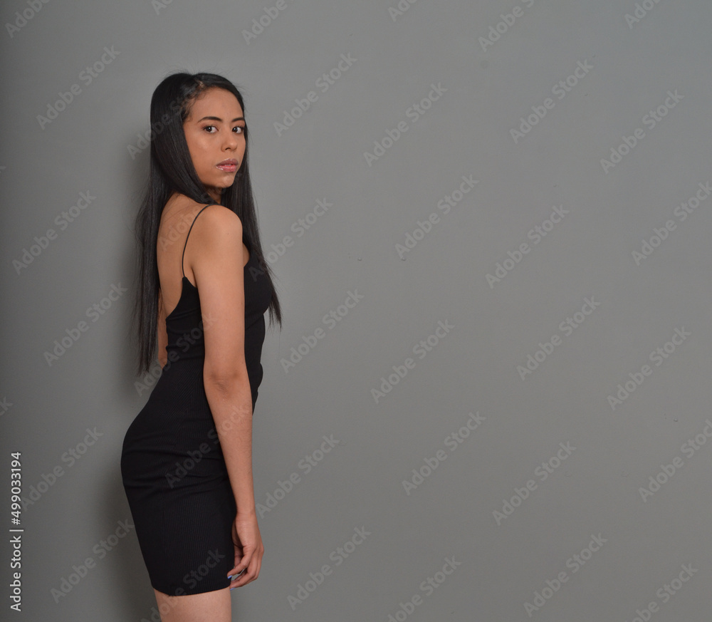 Naklejka premium Sexy elegant woman in photo studio