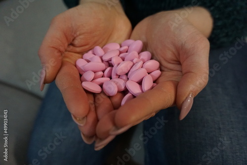 Tabletki trzymane w dłoniach © Adam