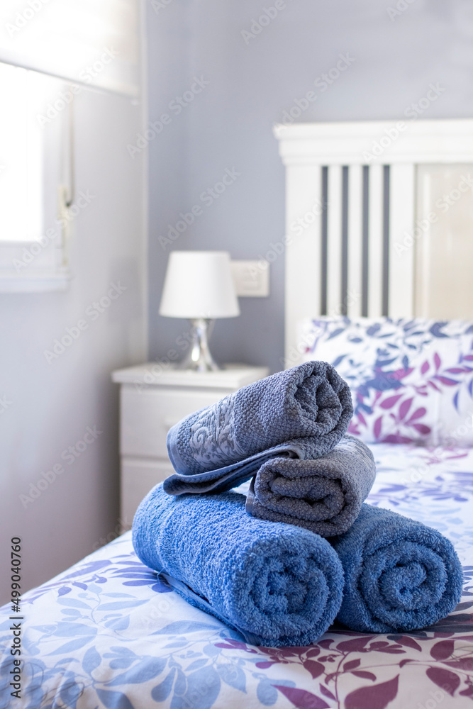 Φωτογραφία Detalle de habitación, hotel. Toallas de cortesía en la cama.