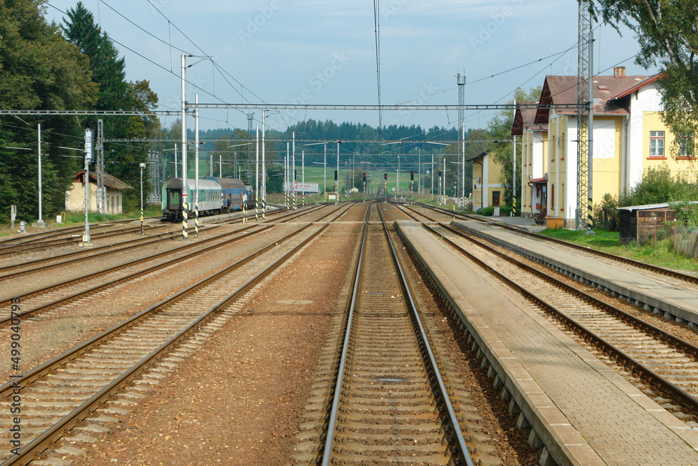 チェコの田舎駅と一直線の線路