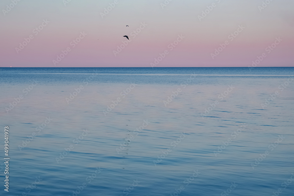 Naklejka premium Calm sea and sky after sunset.