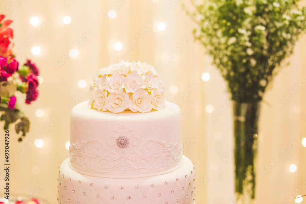 Fotografie fake wedding cake with decoration
