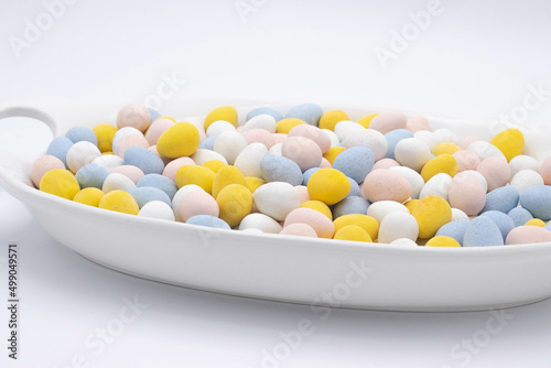 Canvastavla candy eggs in white dish