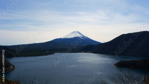 精進湖と朝焼けの富士山
