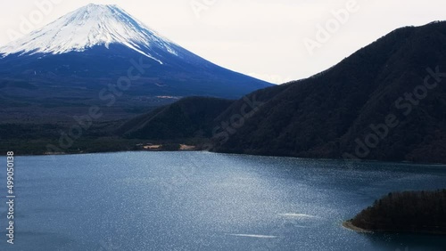 精進湖と朝焼けの富士山