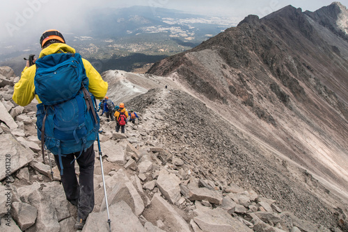 group of hiker descending the edge of a rocky mountain in the Nevado de Toluca i Fototapeta