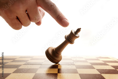 A man's hand is pushing a chess queen close-up Fototapet