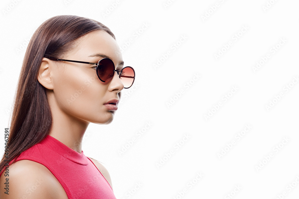 fashion portrait of Beautiful woman in sunglasses. beauty girl in trendy Glasses
