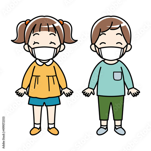 マスクをつけたにこにこ笑顔の小さな女の子と男の子（カラー）