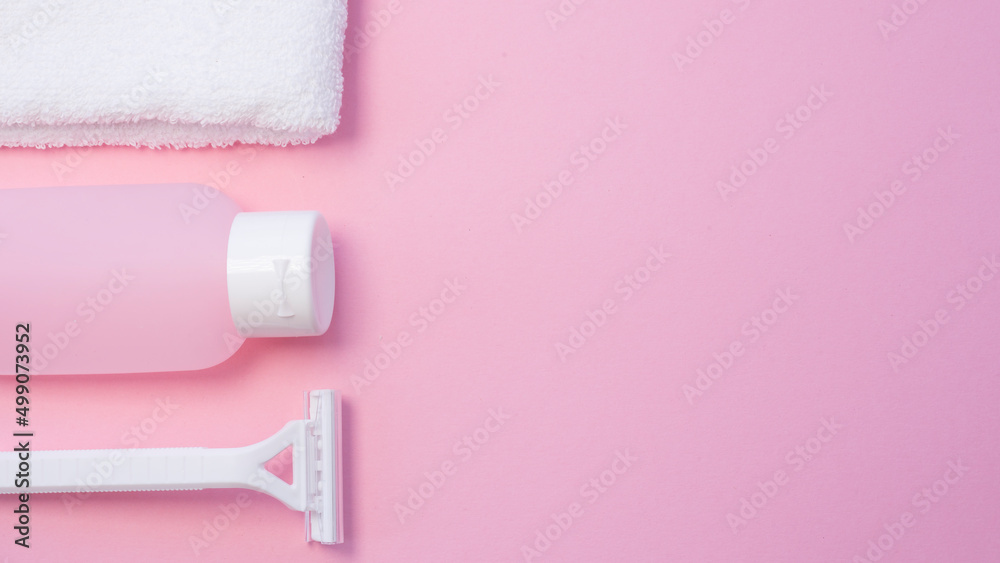 Obraz premium Items for personal hygiene on a pink background