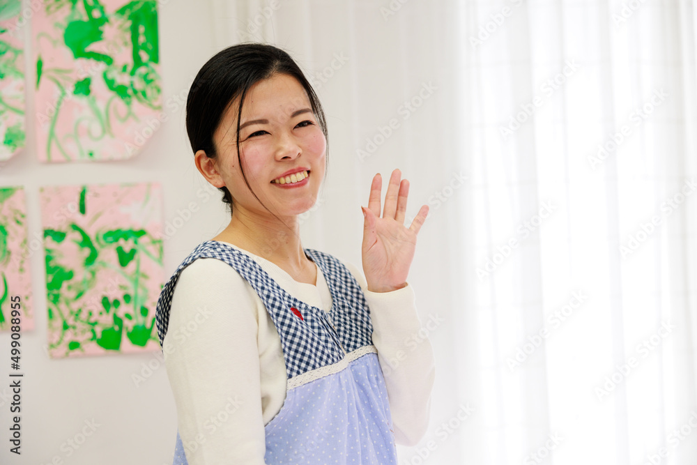 手を振る保育士 手を振る保育士