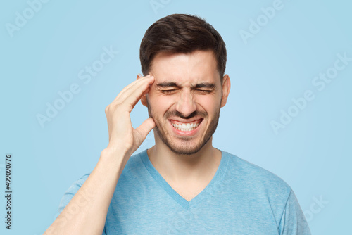 Foto Young man showing how much his head hurts, experiencing pain