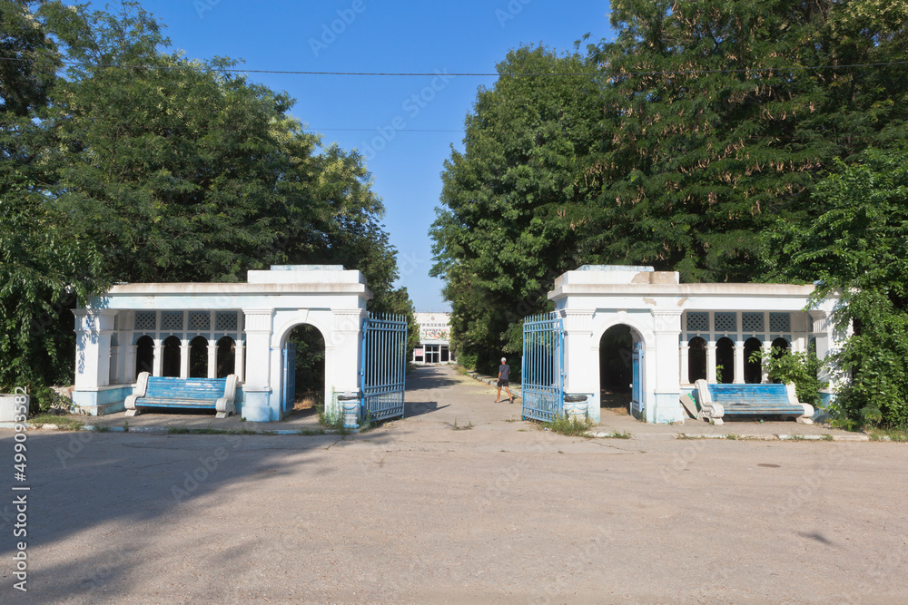 Fototapeta premium Entrance to the abandoned mud bath Moinaki on Polupanov street in the city of Evpatoria, Crimea