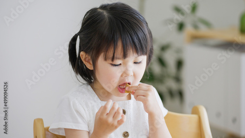 Plakat w ramie お菓子を食べる子供（育児・子育て・4歳）