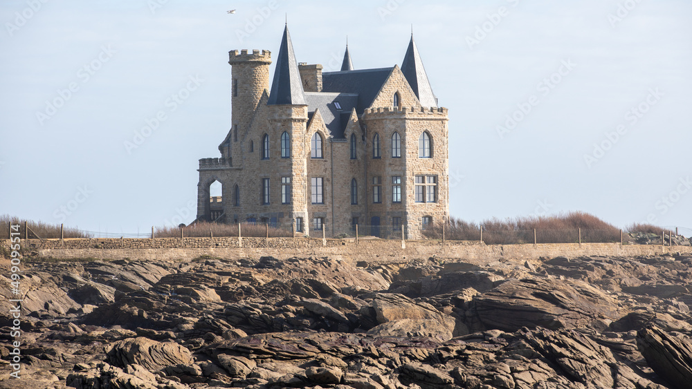 Old Castle on the beach in Quiberon in France - obrazy, fototapety, plakaty 